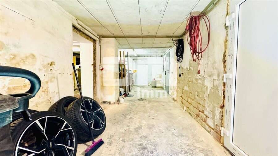Modernisierte Doppelhaushälte mit Dachterrasse + 2 Garagen und großzügigem Platzangebot - Garage 1 groß